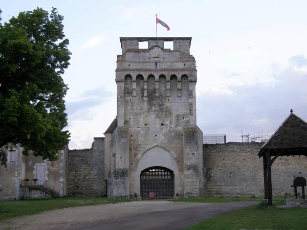 Forteresse de Druyes-les-Belles-Fontaines