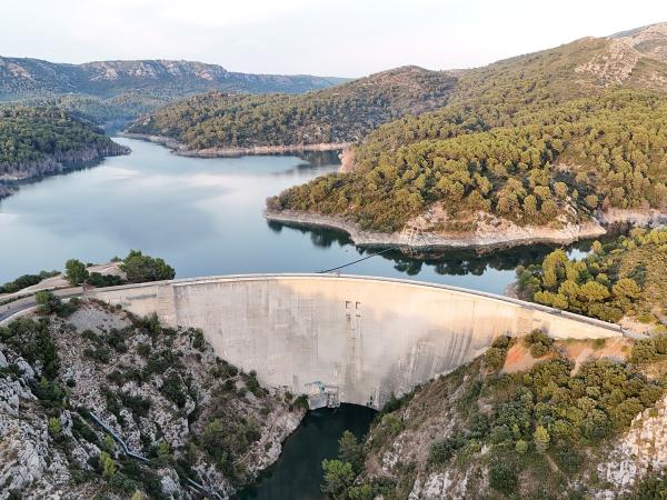 Lac de Peyrolles et barrage de Bimont