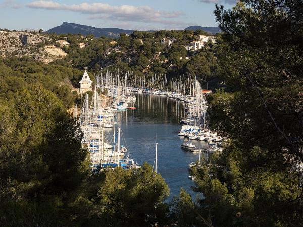 Cassis et ses calanques en bateau